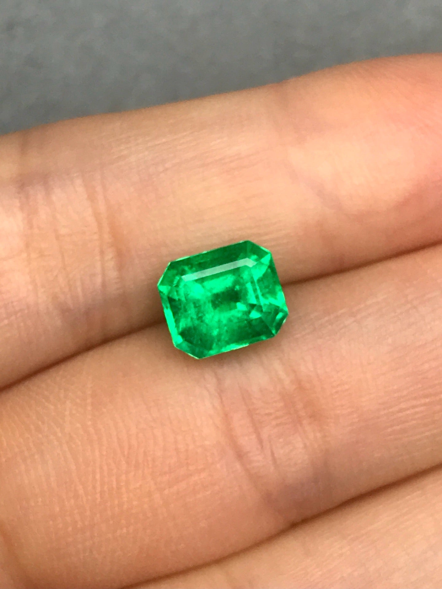 High-quality 1.87ct Natural Colombian Vivid Green Emerald