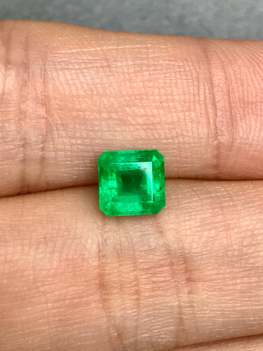 High-quality 1.26ct Natural Colombian Vivid Green Emerald