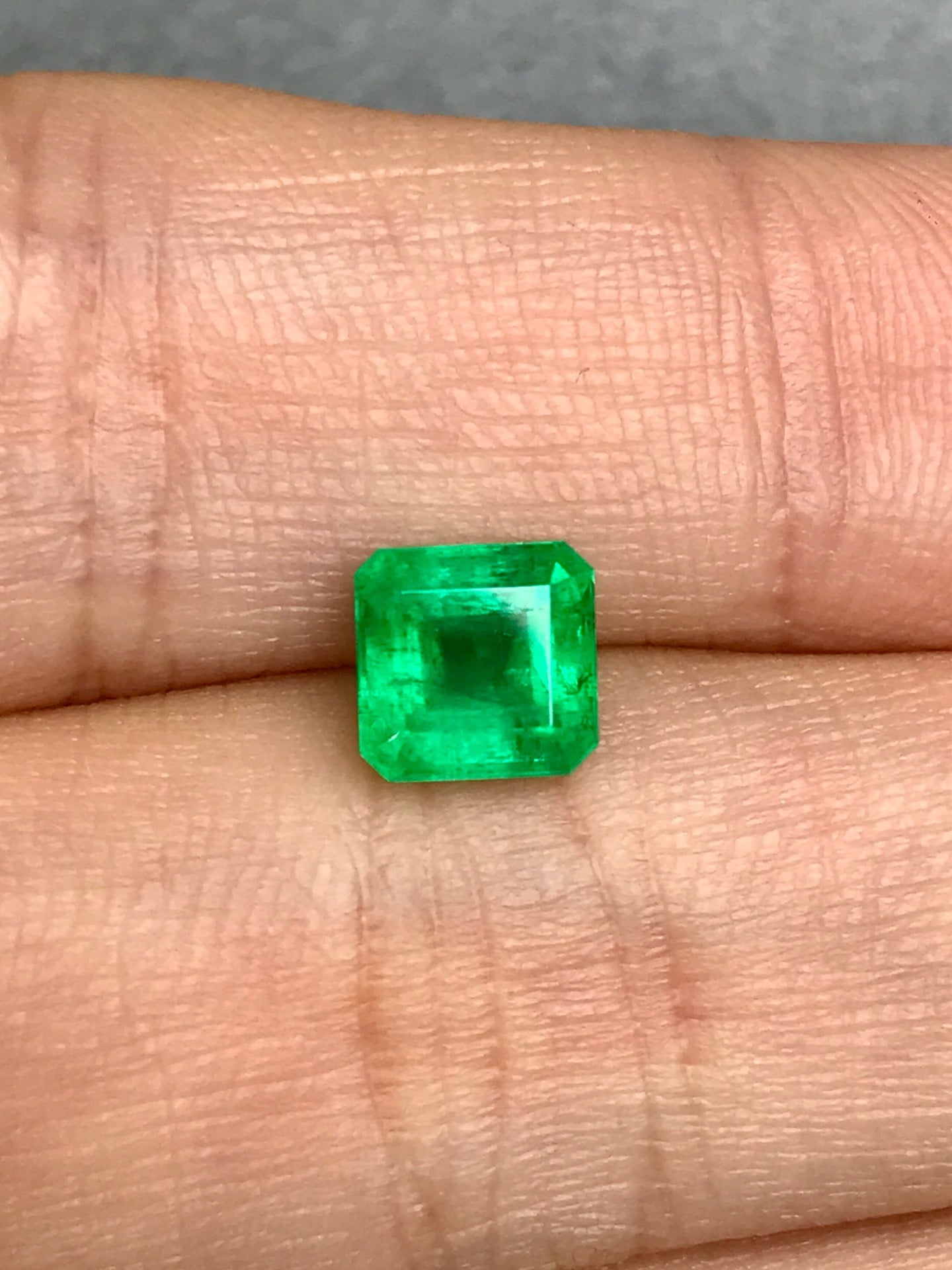High-quality 1.26ct Natural Colombian Vivid Green Emerald