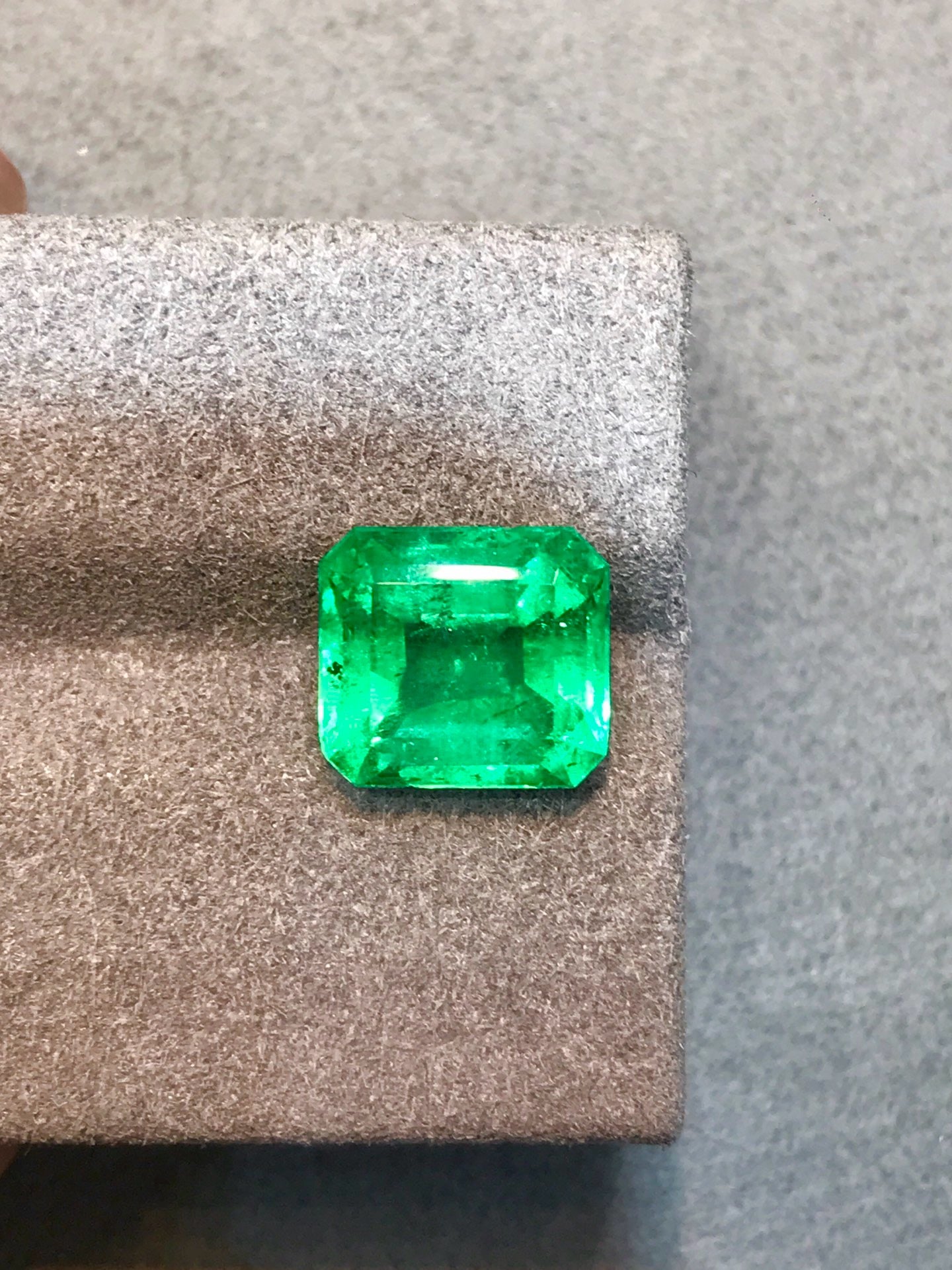High-quality 3.83ct Natural Colombian Vivid Green Emerald