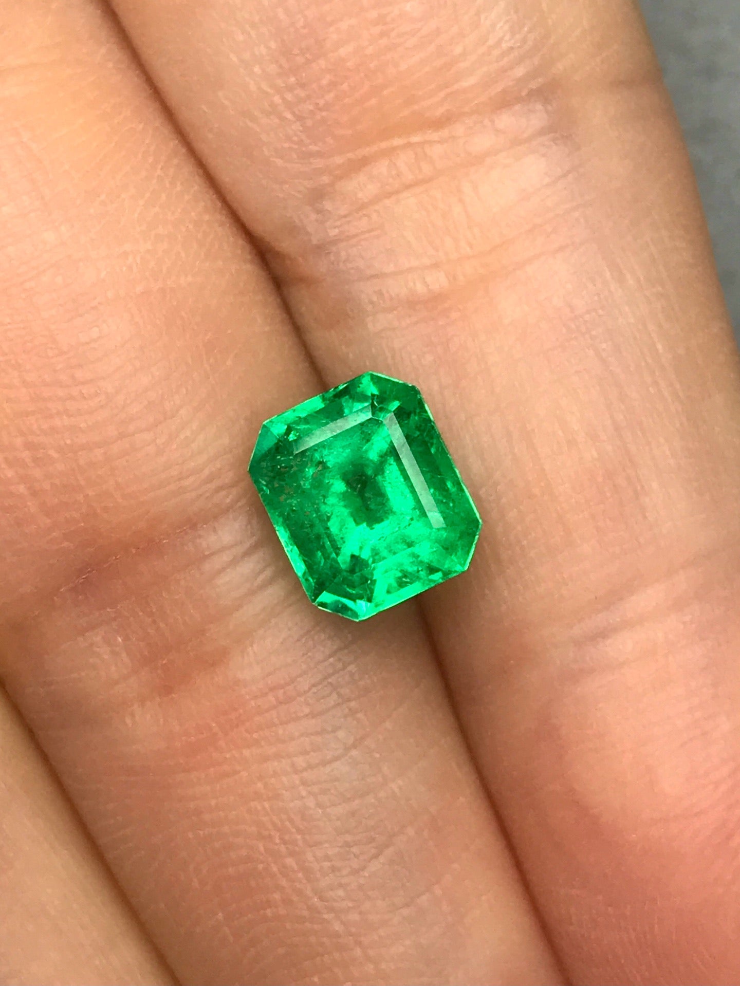 High-quality 1.87ct Natural Colombian Vivid Green Emerald