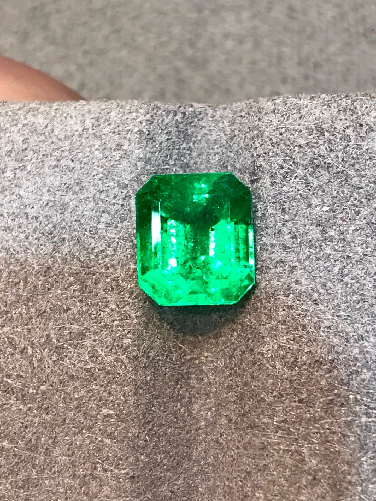 High-quality 2.38ct Natural Colombian Vivid Green Emerald