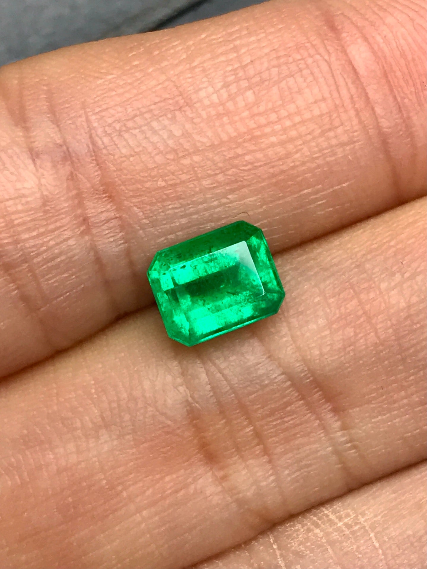 High-quality 1.53ct Natural Colombian Vivid Green Emerald