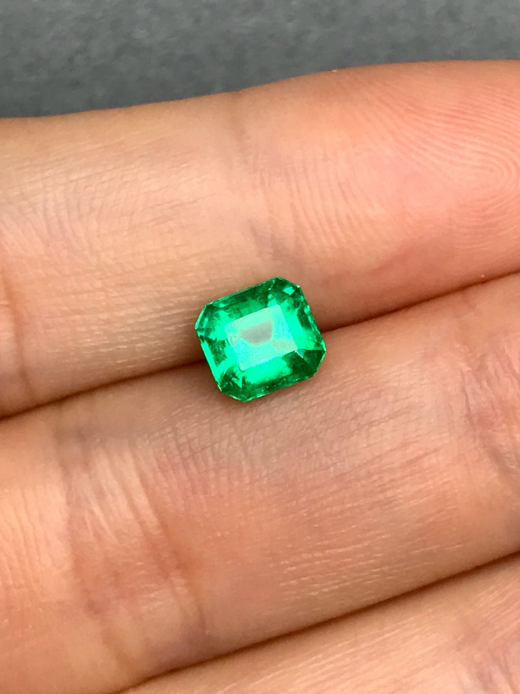 High-quality 0.97ct Natural Colombian Vivid Greem Emerald