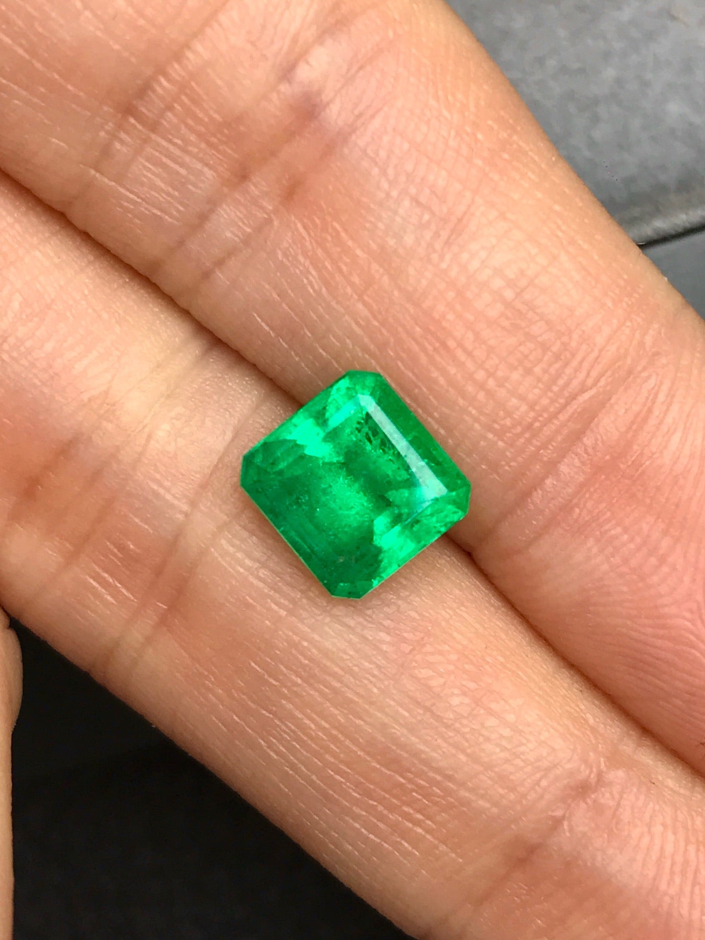 High-quality 2.22ct Natural Colombian Vivid Green Emerald