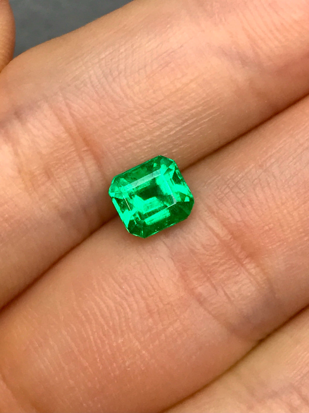 High-quality 0.97ct Natural Colombian Vivid Greem Emerald