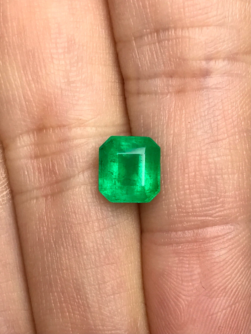 High-quality 2.10ct Natural Colombian Vivid Green Emerald