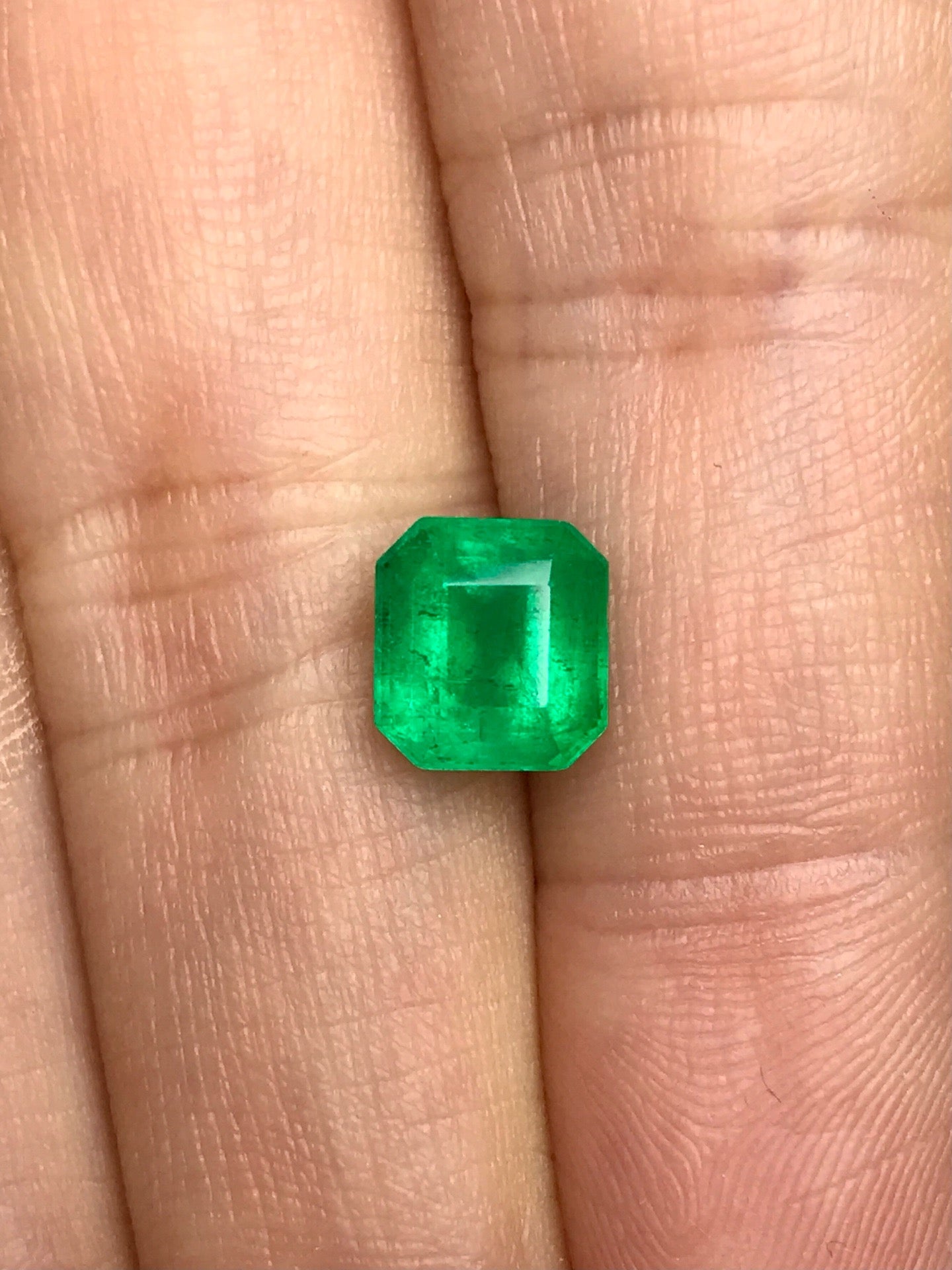 High-quality 2.10ct Natural Colombian Vivid Green Emerald