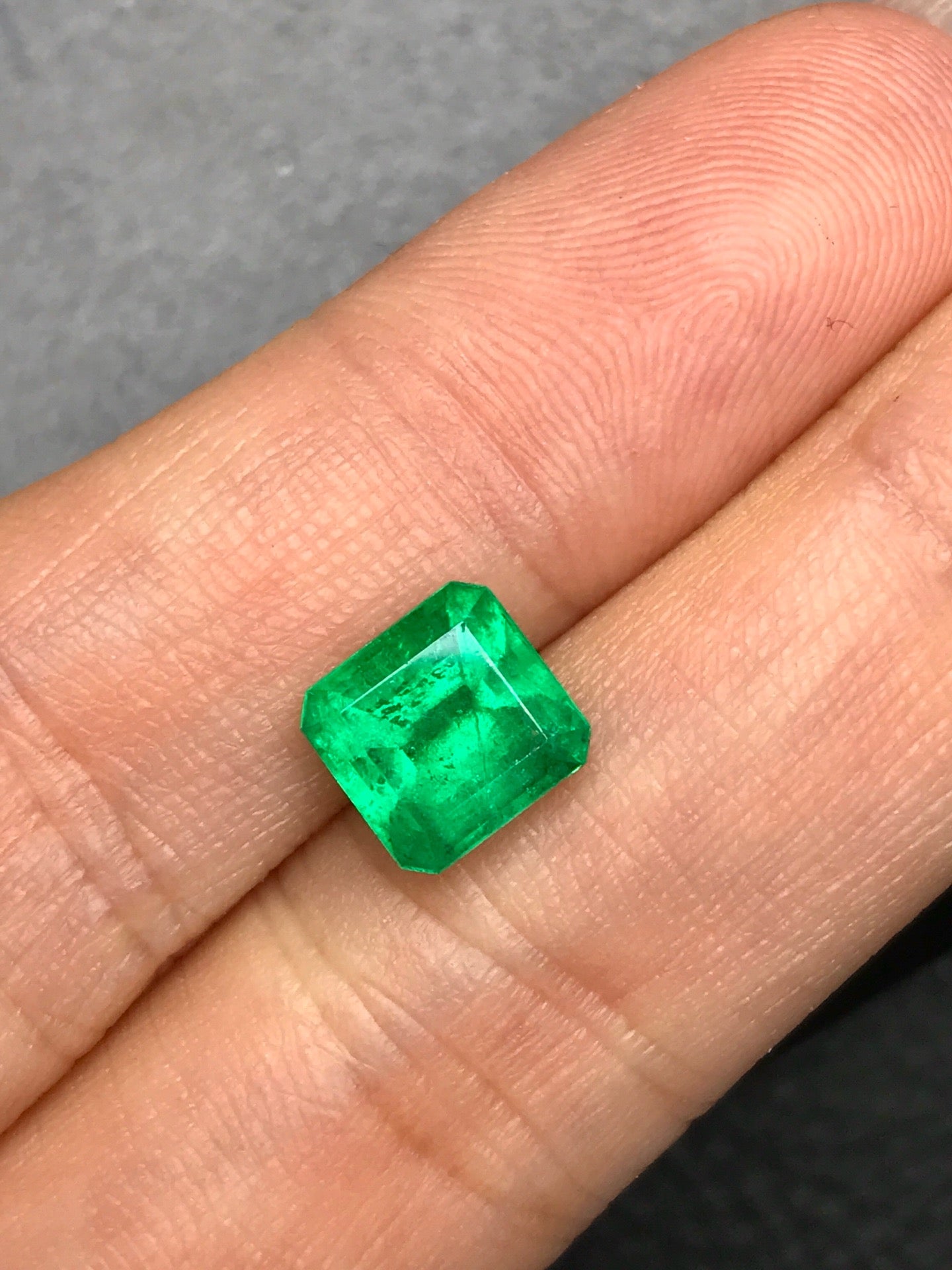 High-quality 2.22ct Natural Colombian Vivid Green Emerald