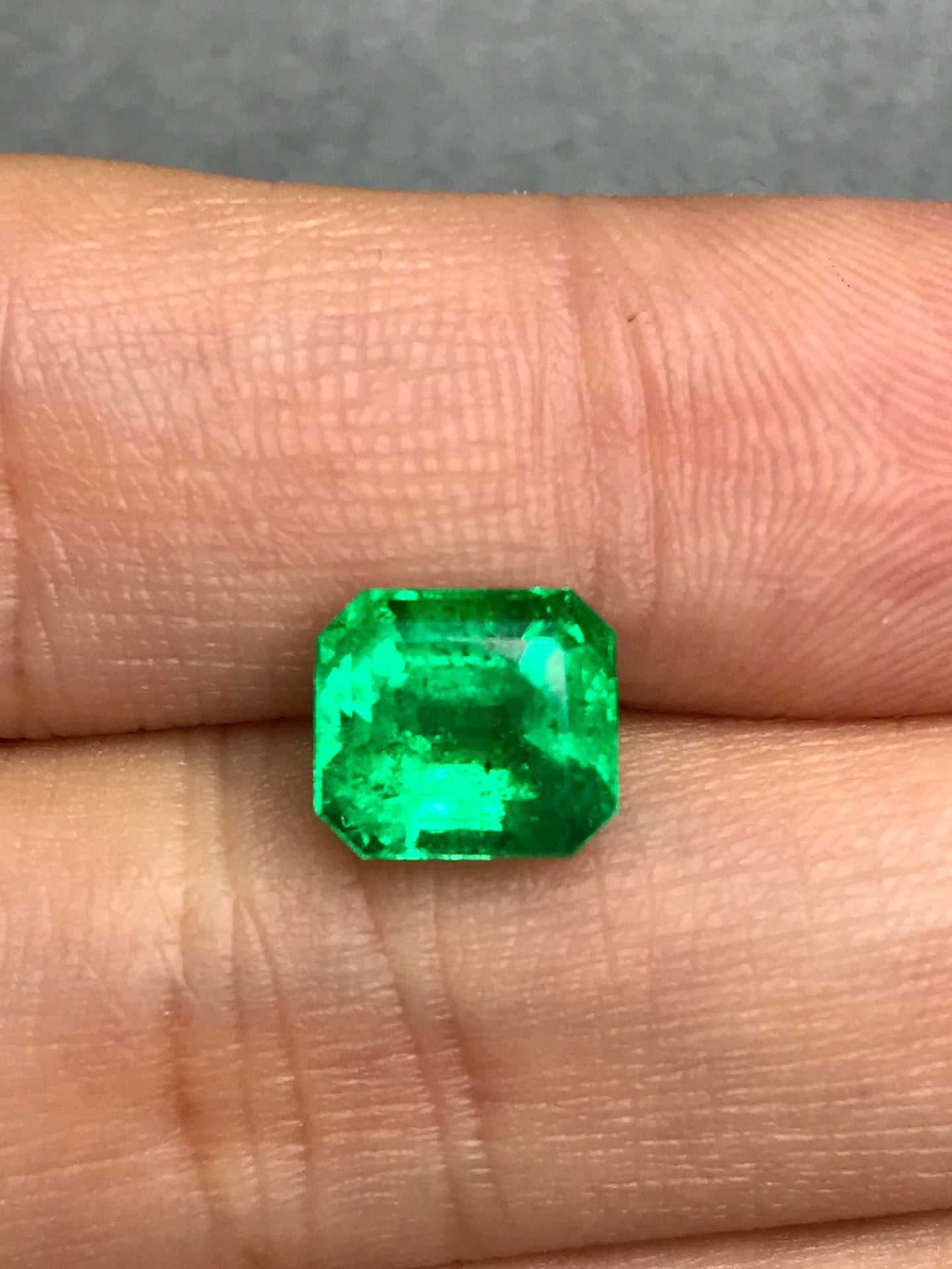 High-quality 2.38ct Natural Colombian Vivid Green Emerald