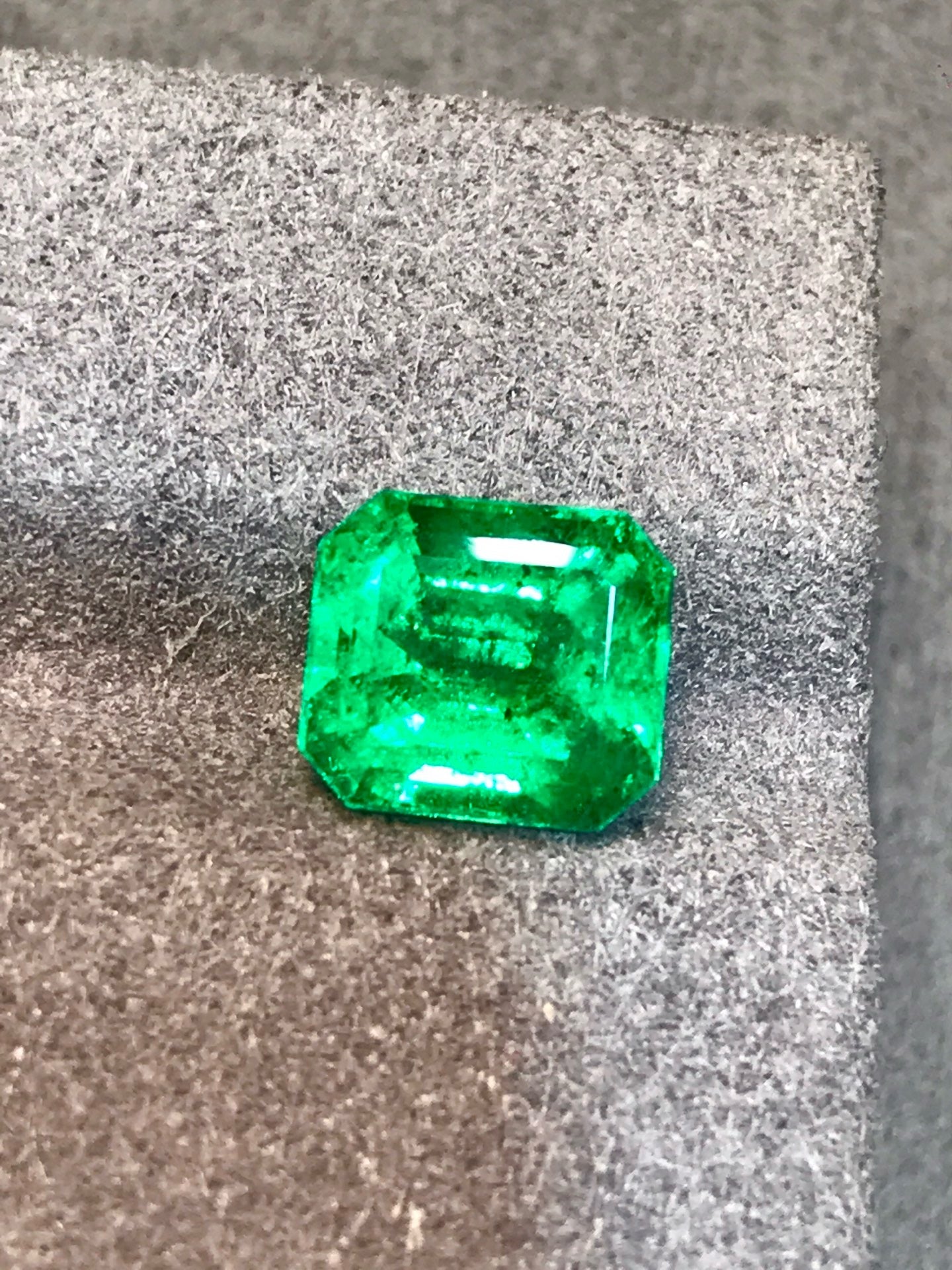 High-quality 2.38ct Natural Colombian Vivid Green Emerald
