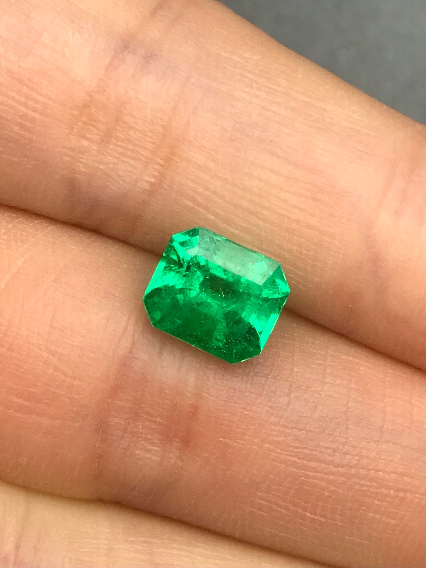 High-quality 1.87ct Natural Colombian Vivid Green Emerald