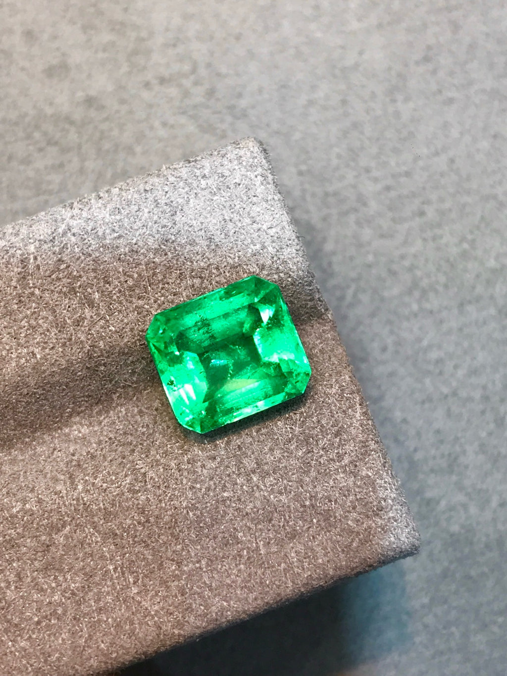 High-quality 3.83ct Natural Colombian Vivid Green Emerald