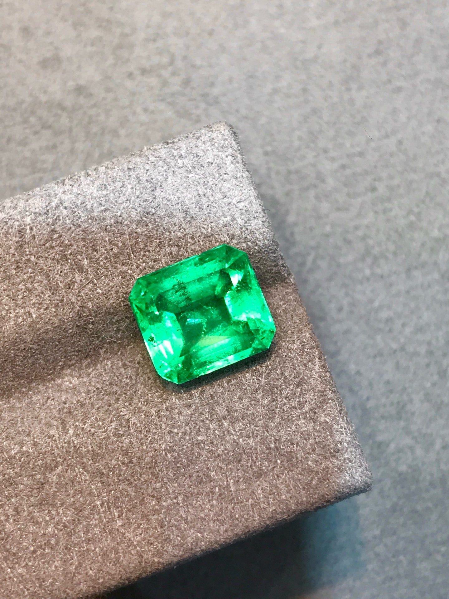 High-quality 3.83ct Natural Colombian Vivid Green Emerald