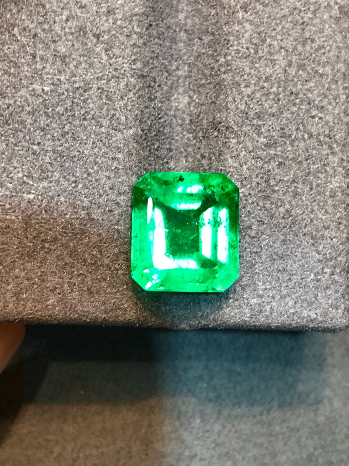 High-quality 3.83ct Natural Colombian Vivid Green Emerald