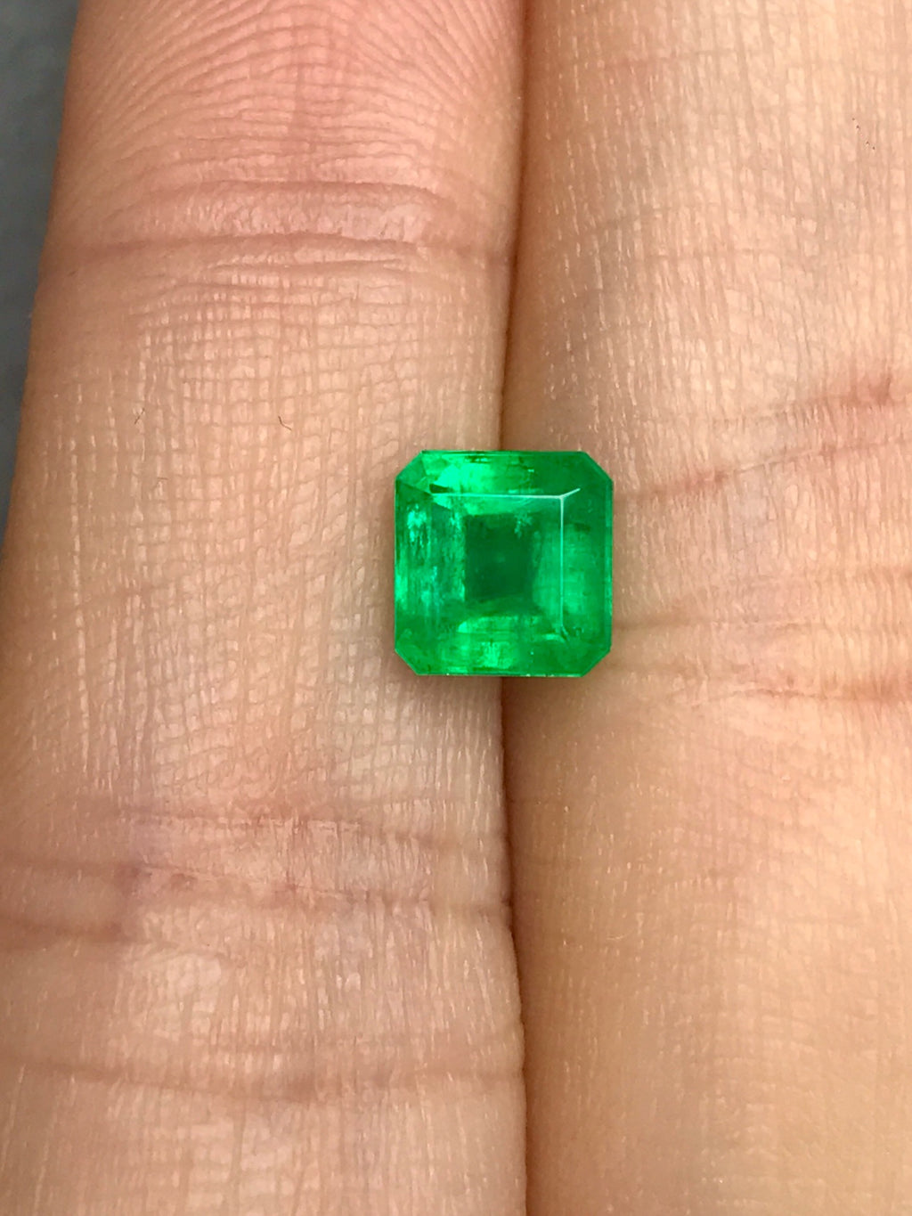 High-quality 1.26ct Natural Colombian Vivid Green Emerald