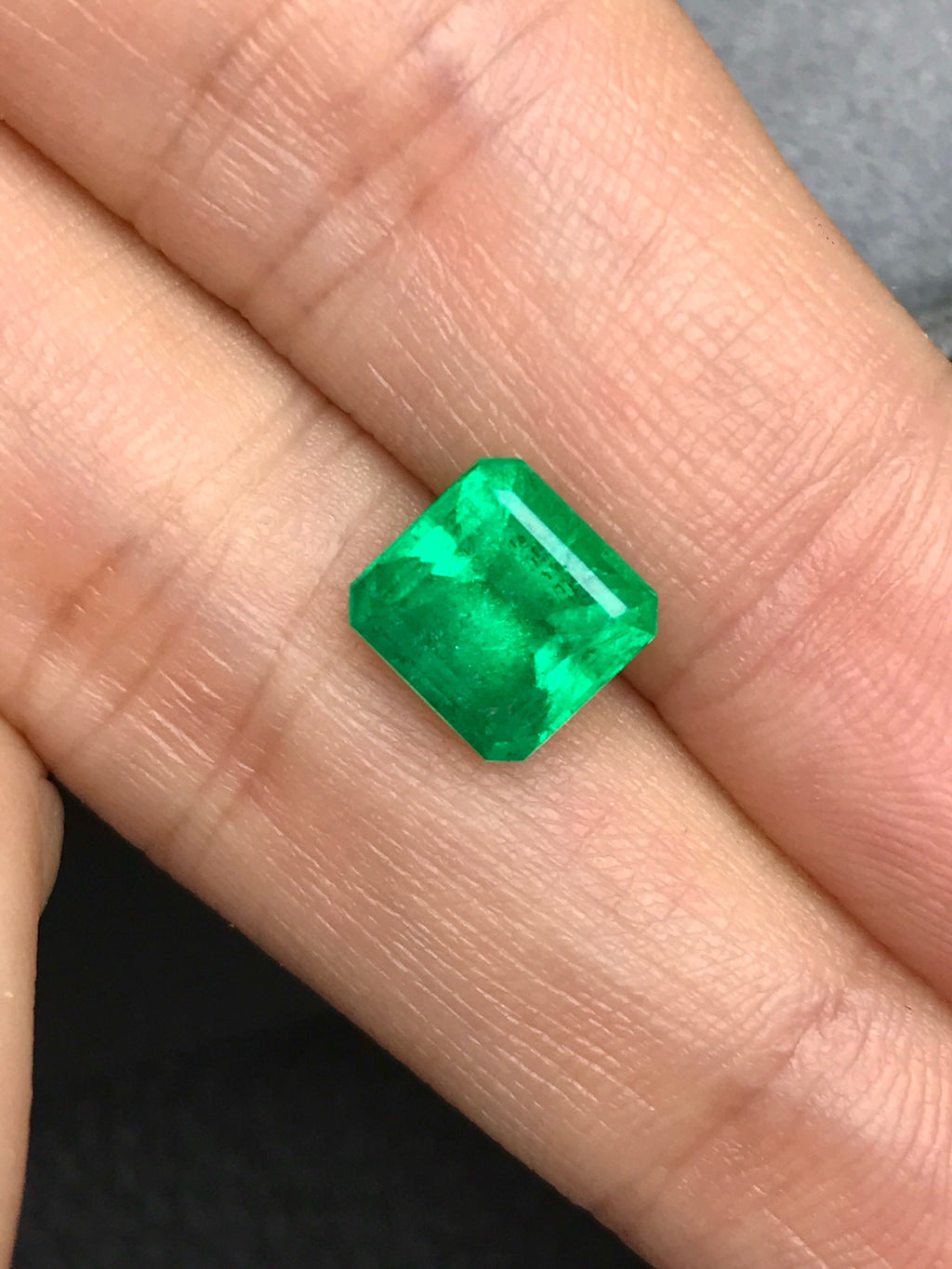 High-quality 2.22ct Natural Colombian Vivid Green Emerald