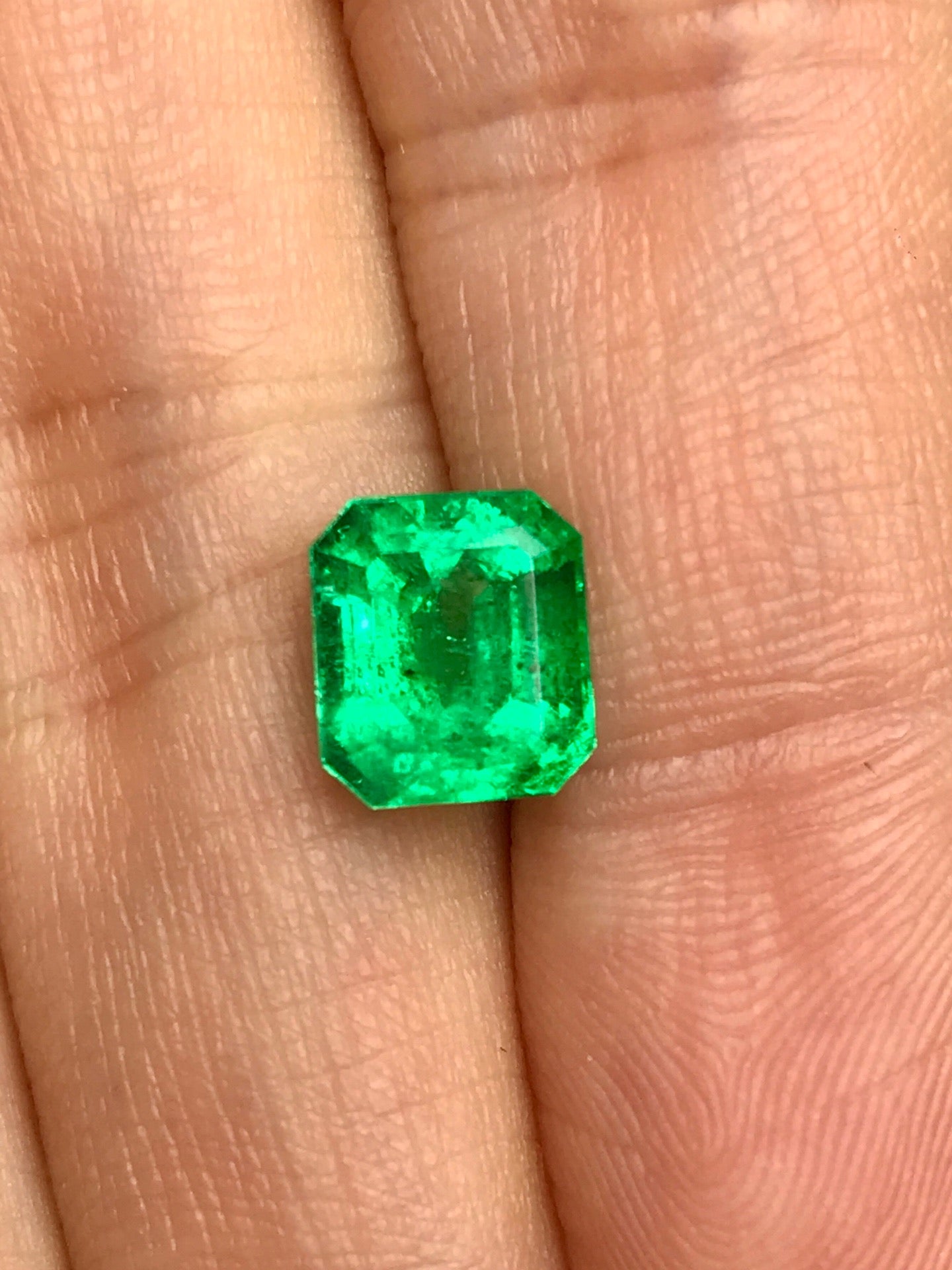 High-quality 2.38ct Natural Colombian Vivid Green Emerald