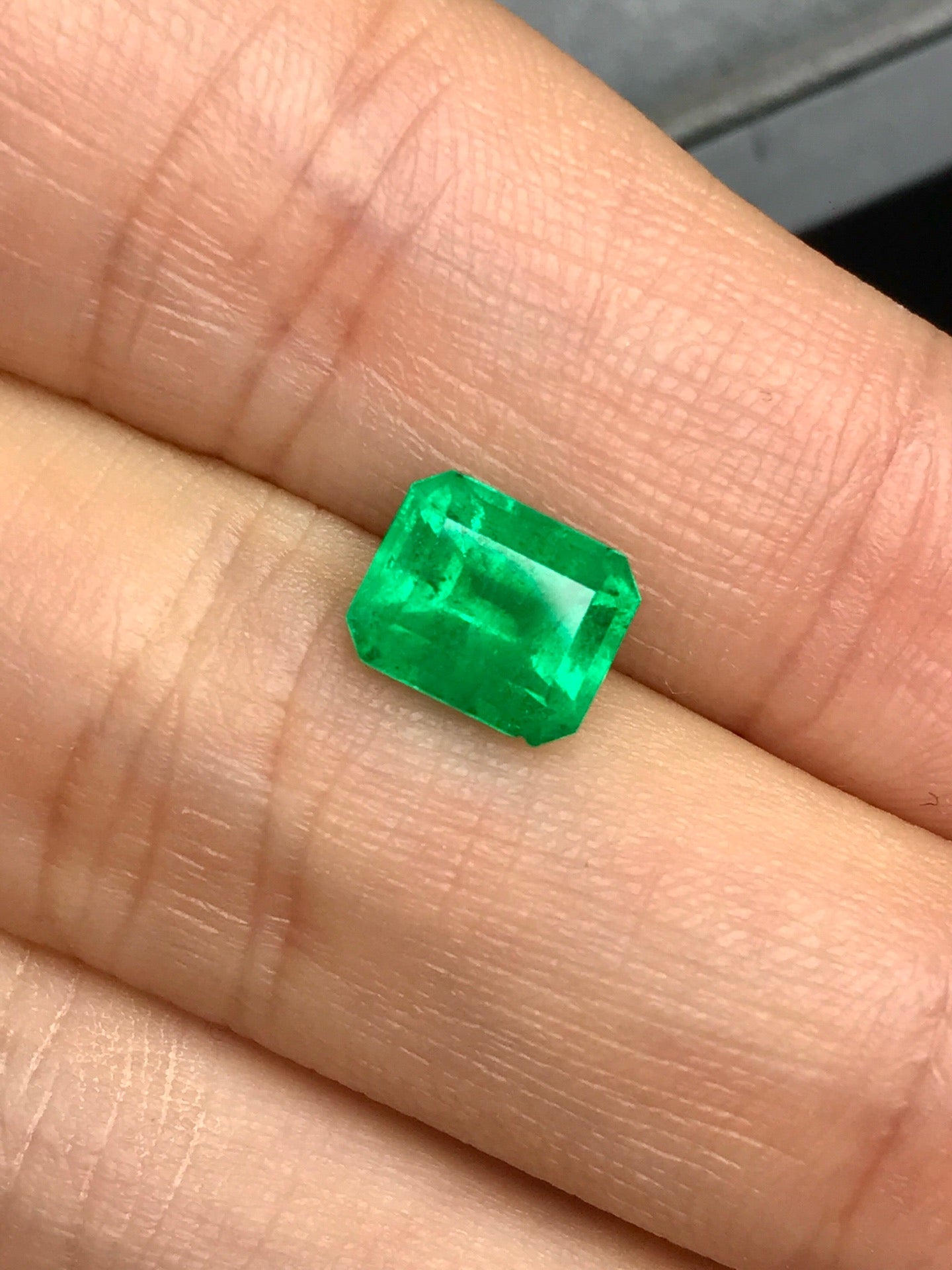High-quality 1.75ct Natural Colombian Vivid Green Emerald