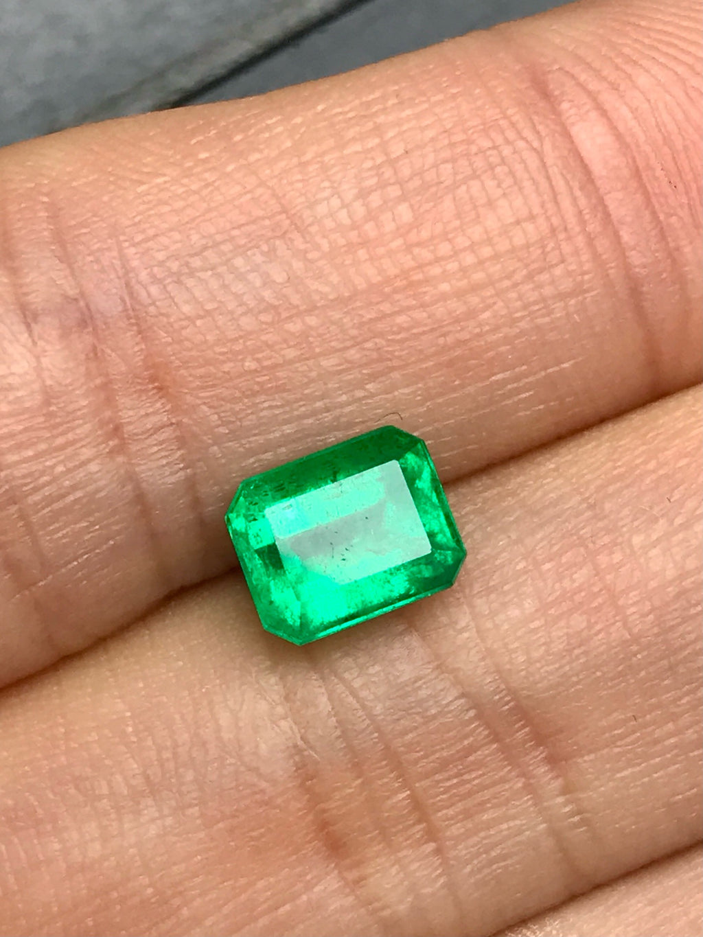 High-quality 1.53ct Natural Colombian Vivid Green Emerald