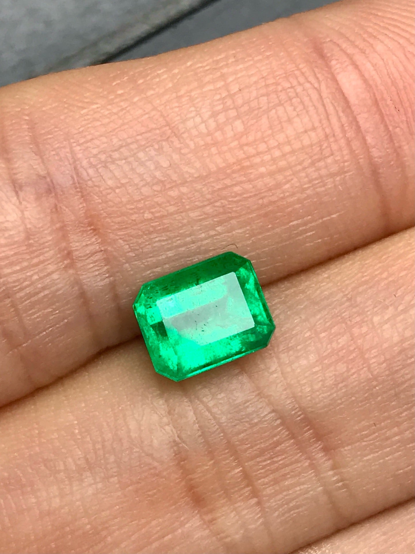 High-quality 1.53ct Natural Colombian Vivid Green Emerald
