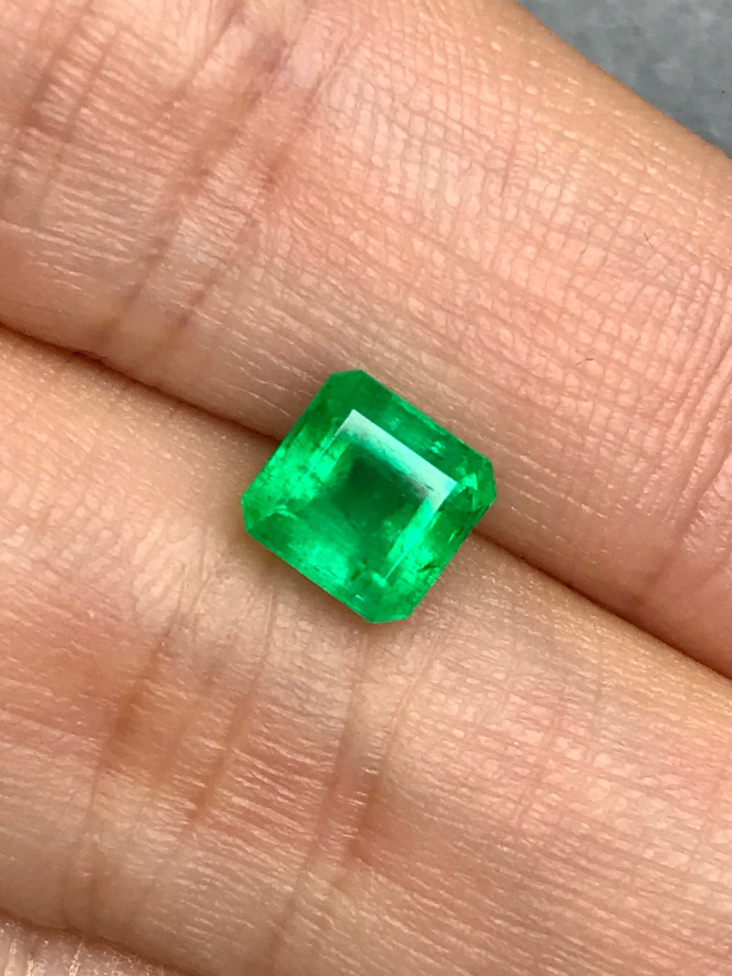 High-quality 1.26ct Natural Colombian Vivid Green Emerald