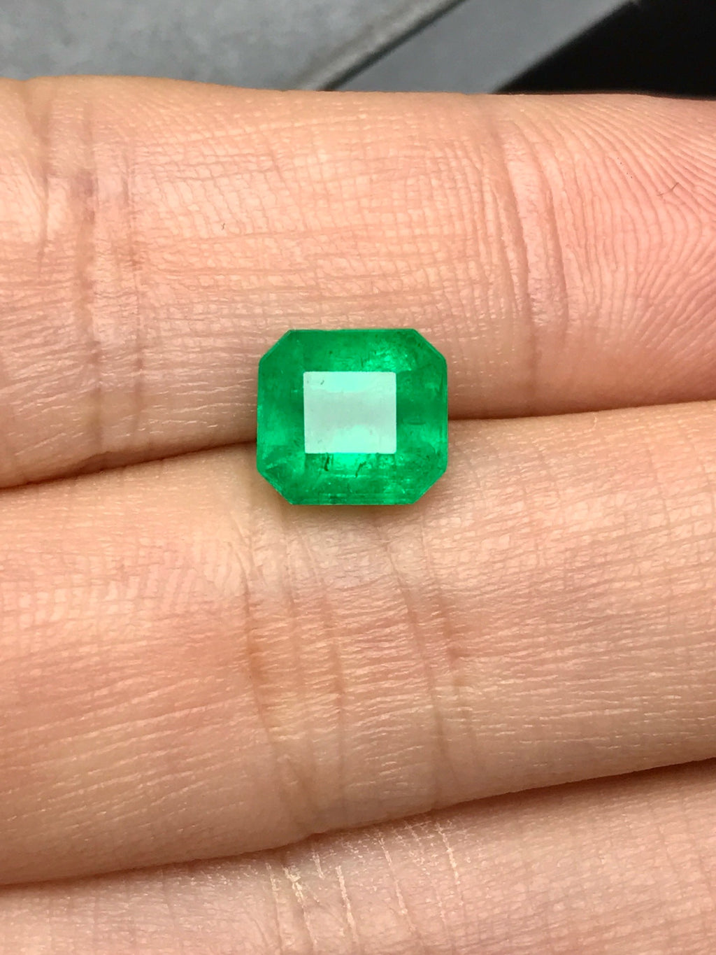 High-quality 2.10ct Natural Colombian Vivid Green Emerald