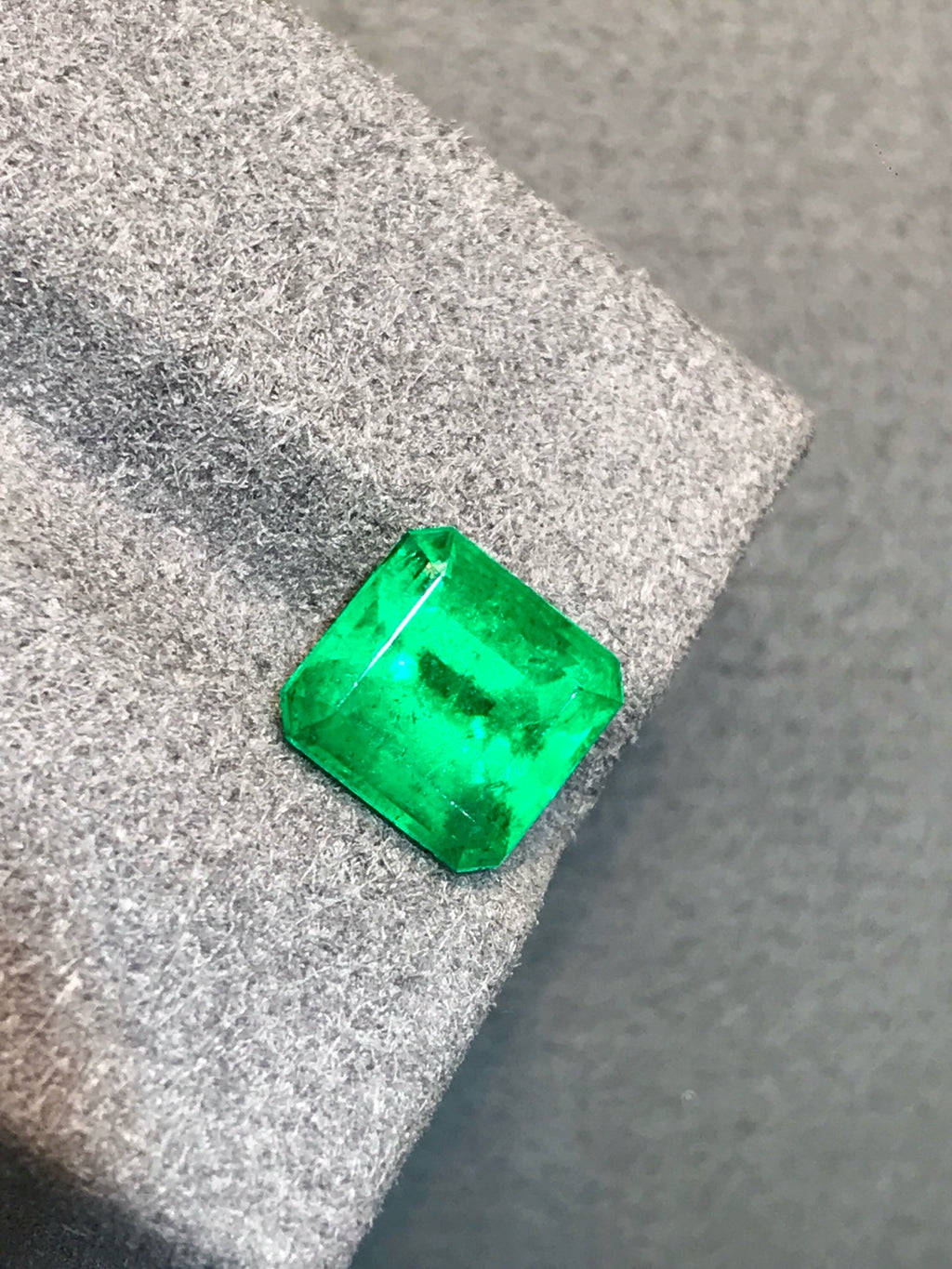 High-quality 2.22ct Natural Colombian Vivid Green Emerald