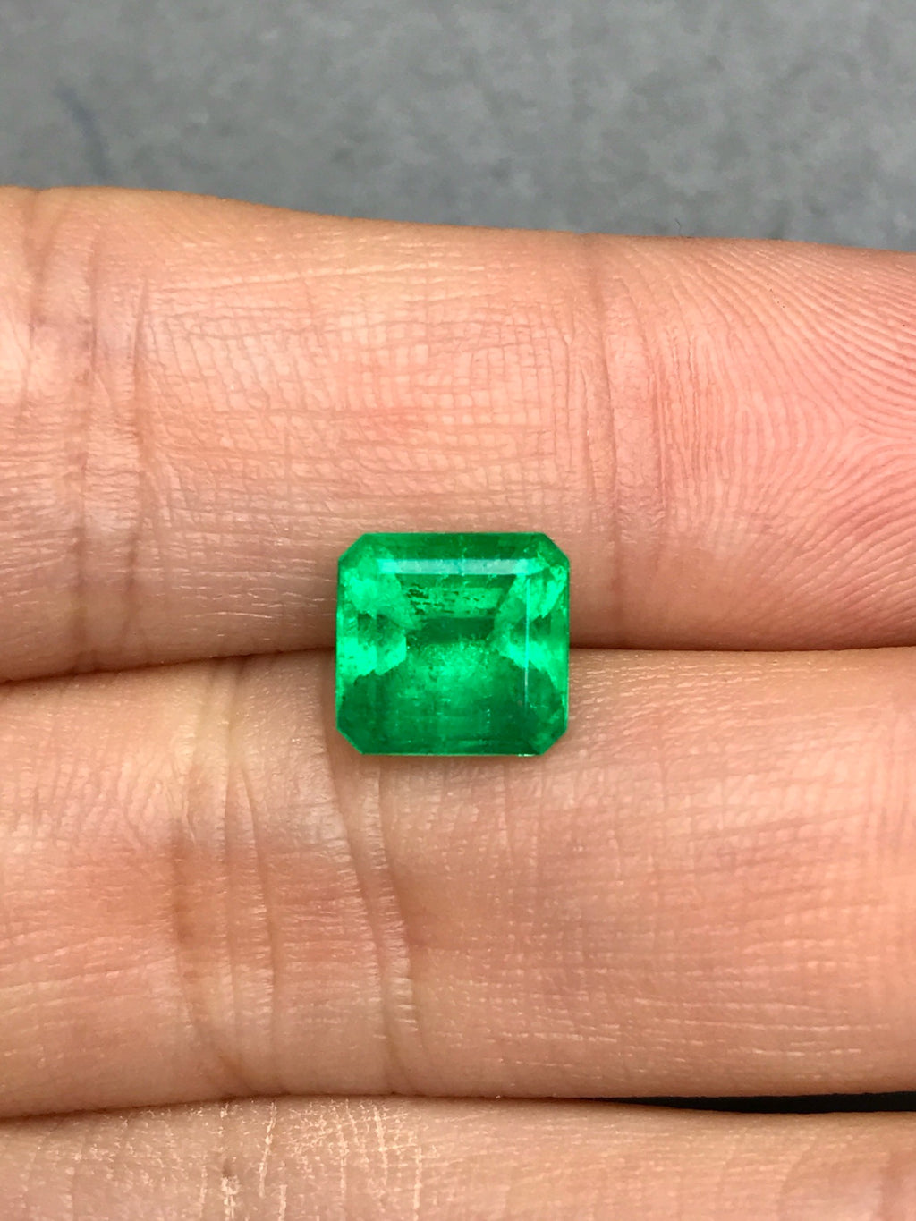 High-quality 2.22ct Natural Colombian Vivid Green Emerald