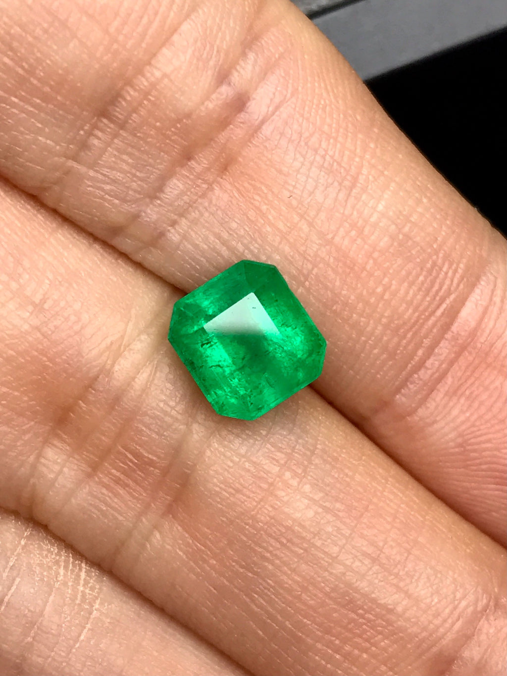 High-quality 2.10ct Natural Colombian Vivid Green Emerald