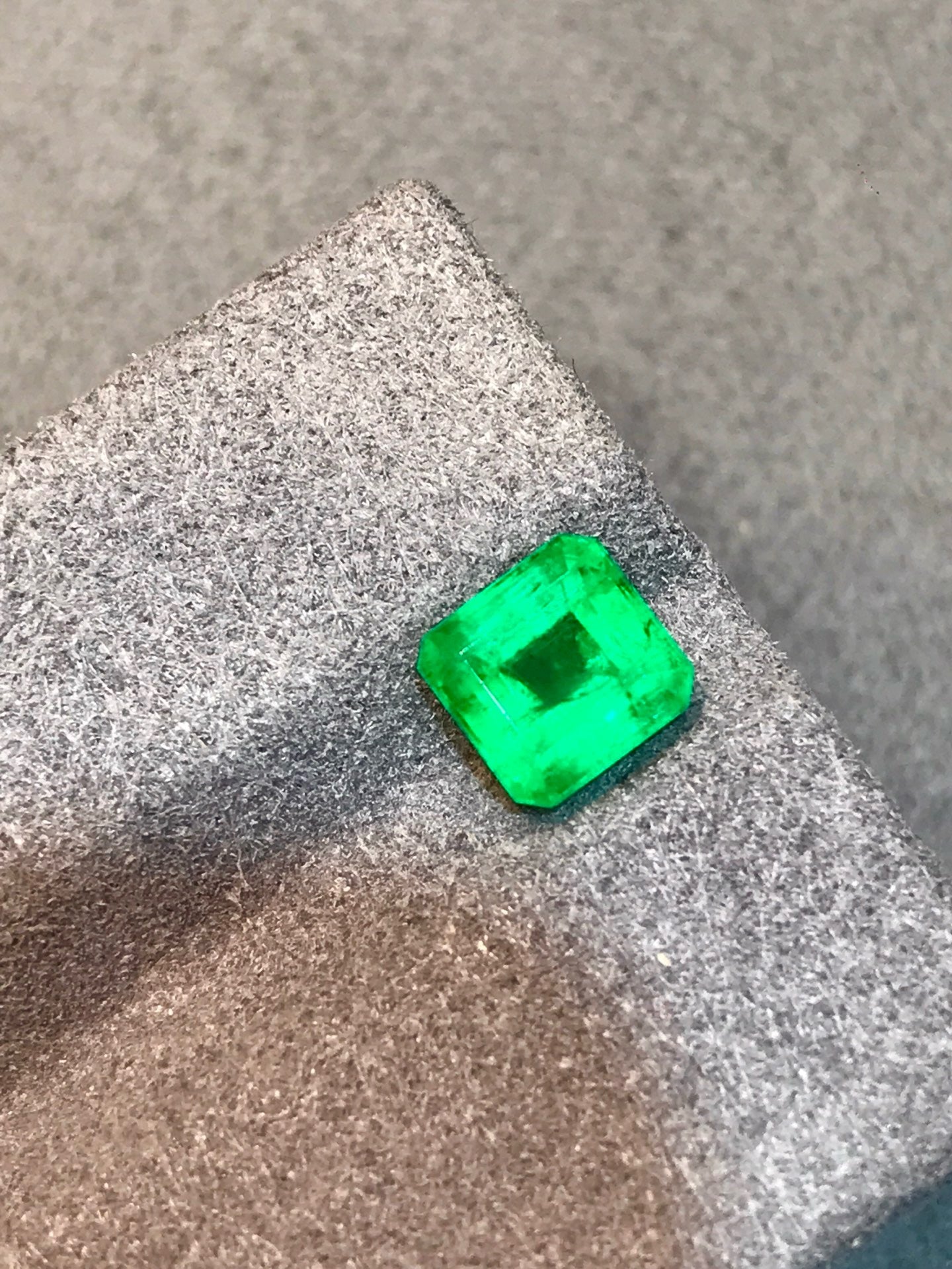 High-quality 1.26ct Natural Colombian Vivid Green Emerald