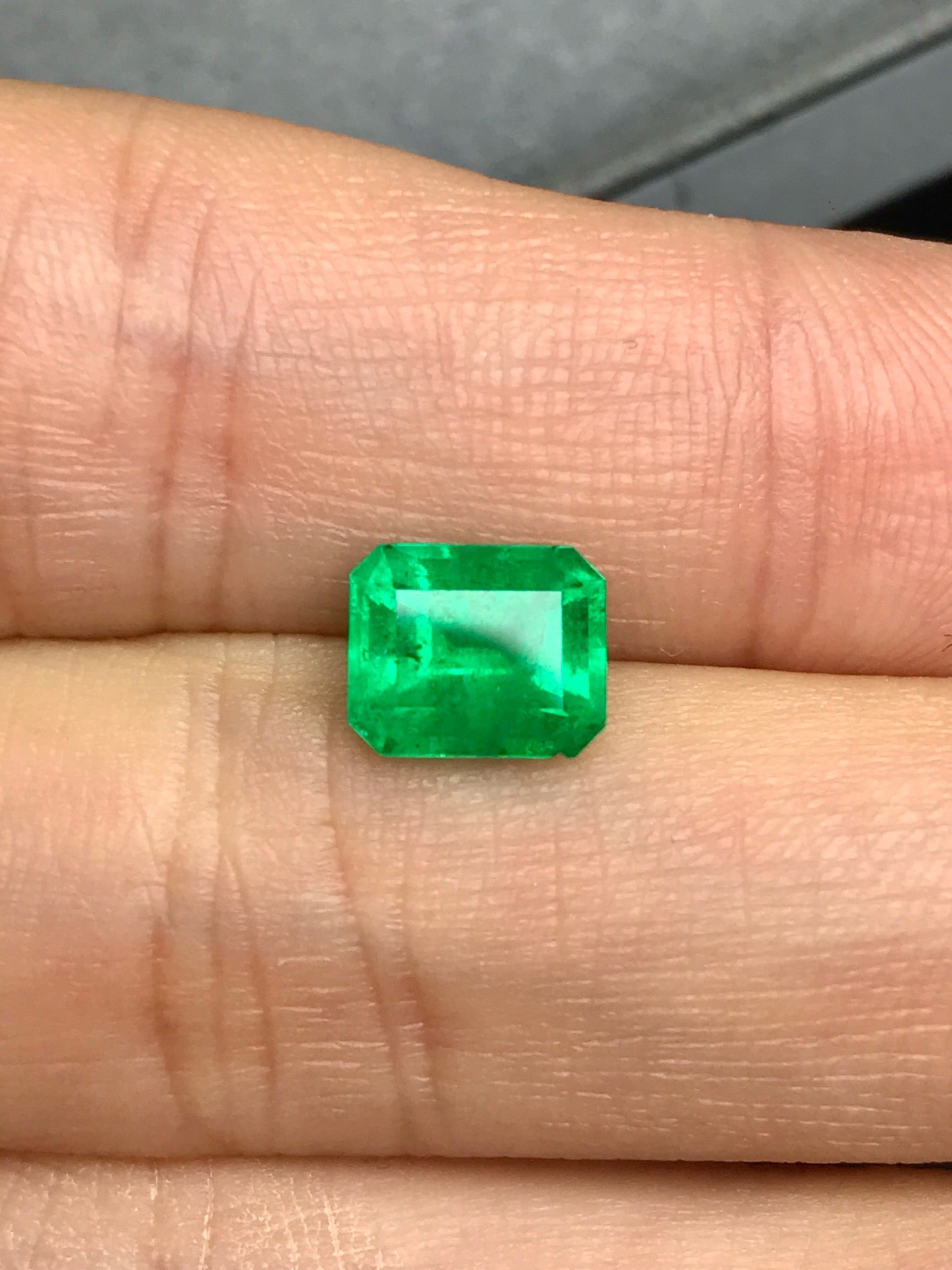 High-quality 1.75ct Natural Colombian Vivid Green Emerald