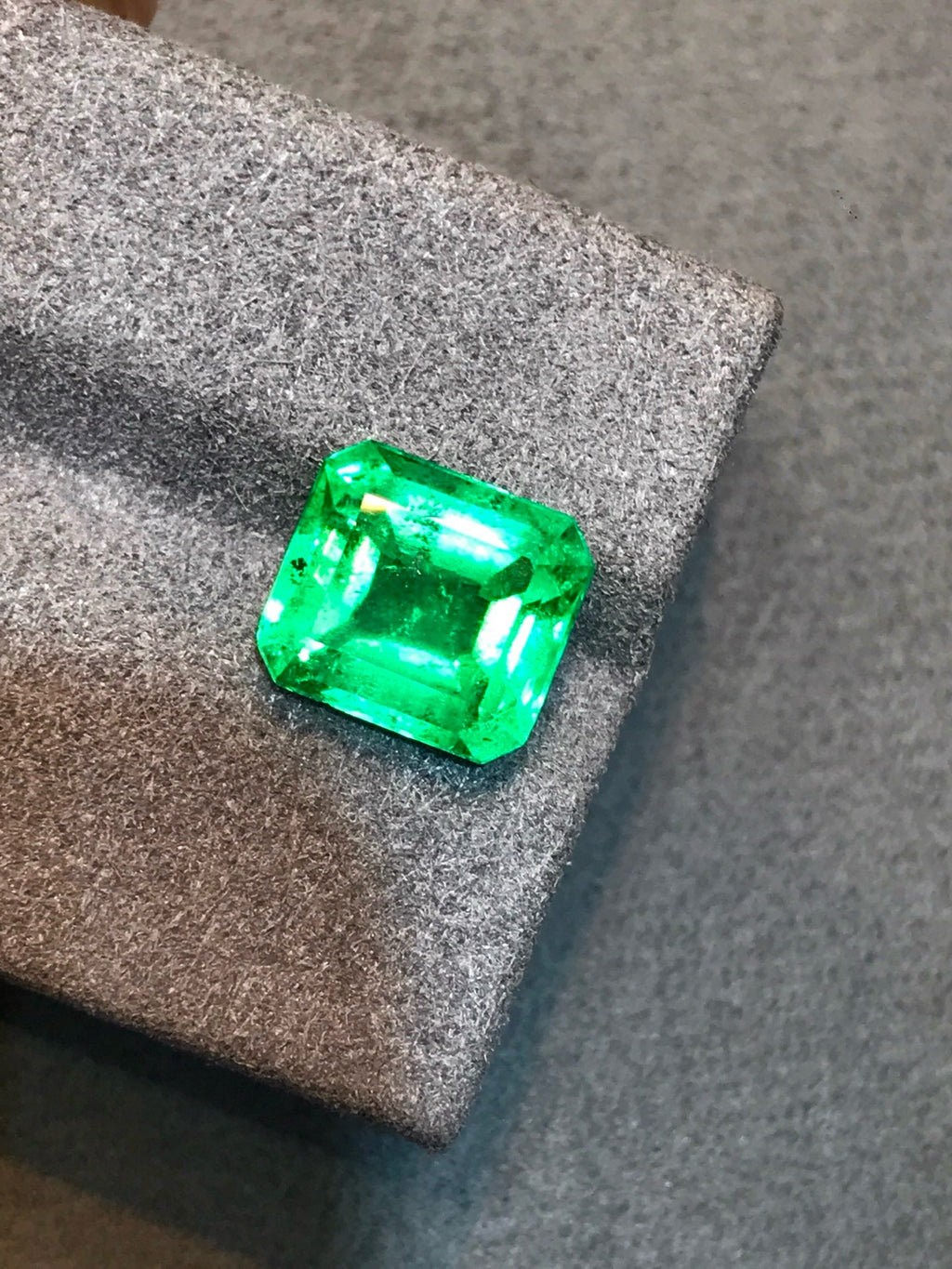 High-quality 3.83ct Natural Colombian Vivid Green Emerald