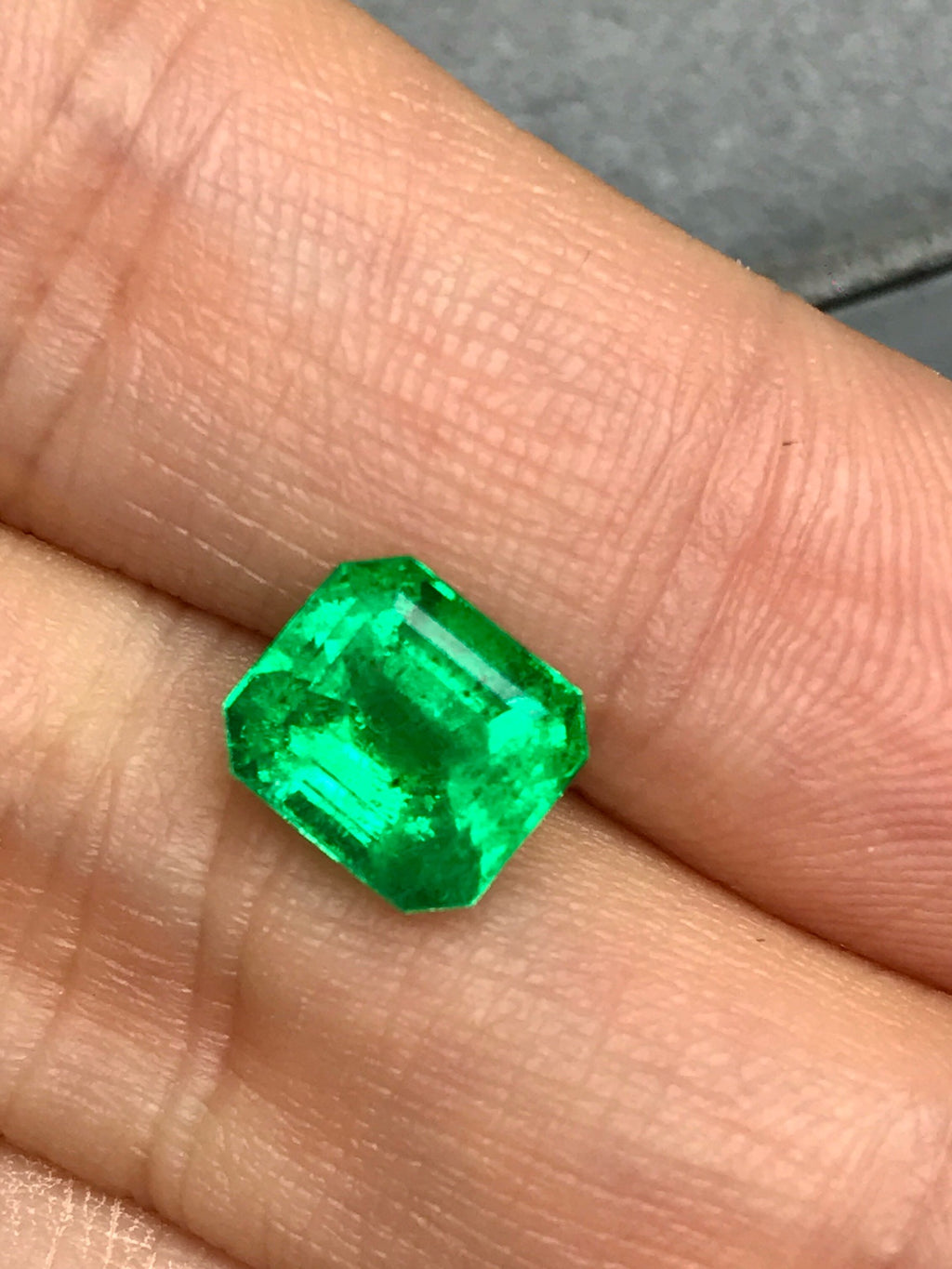 High-quality 2.38ct Natural Colombian Vivid Green Emerald