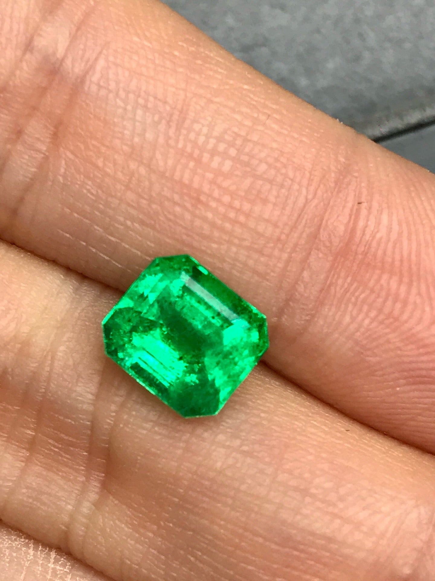 High-quality 2.38ct Natural Colombian Vivid Green Emerald