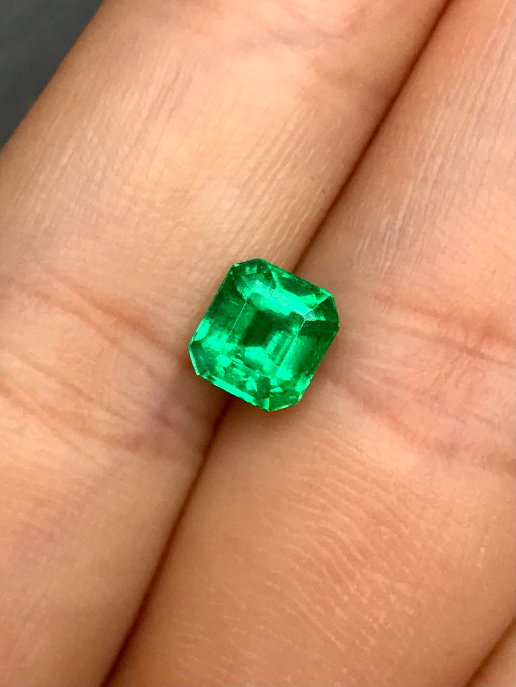 High-quality 0.97ct Natural Colombian Vivid Greem Emerald