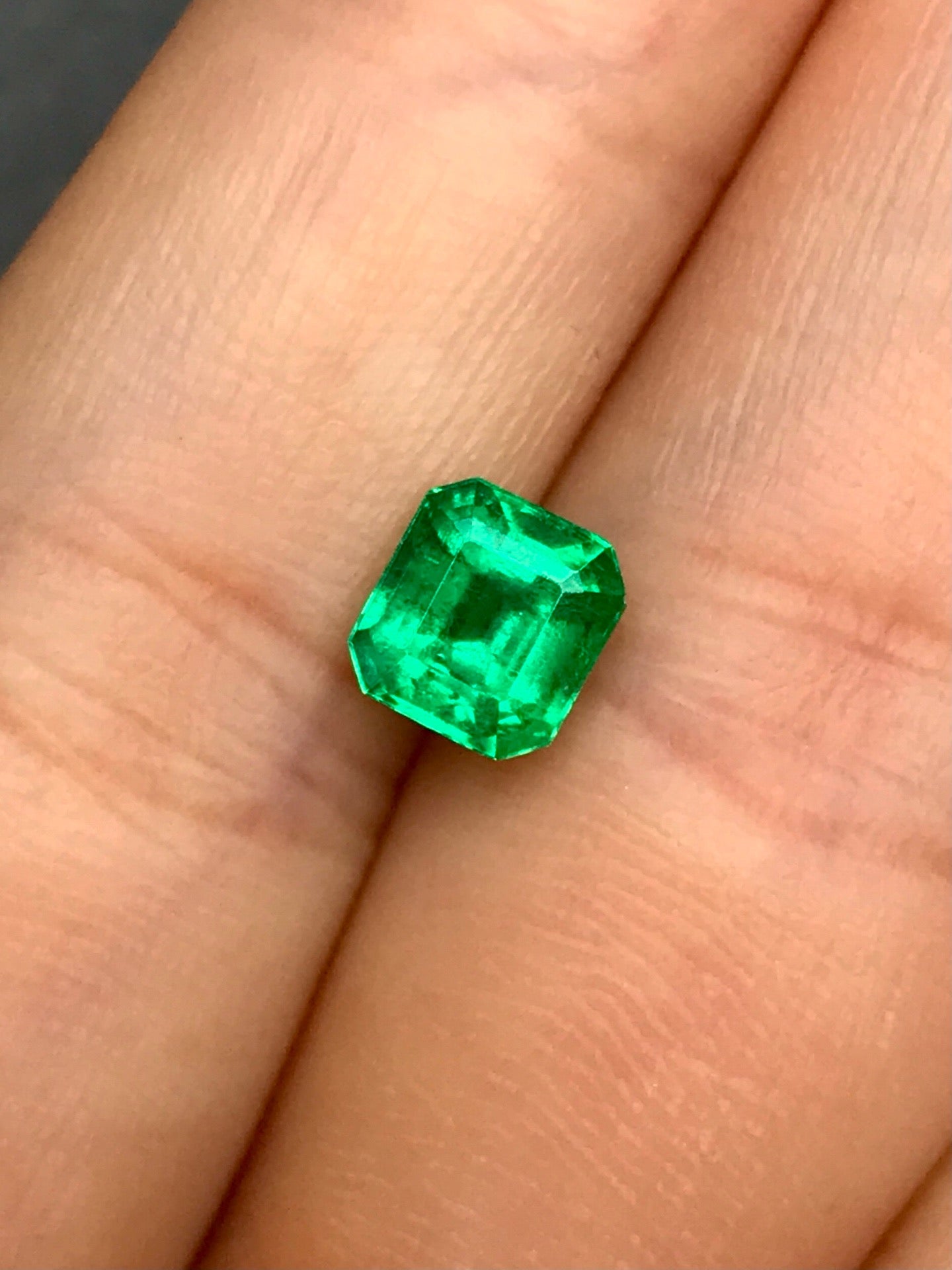 High-quality 0.97ct Natural Colombian Vivid Greem Emerald