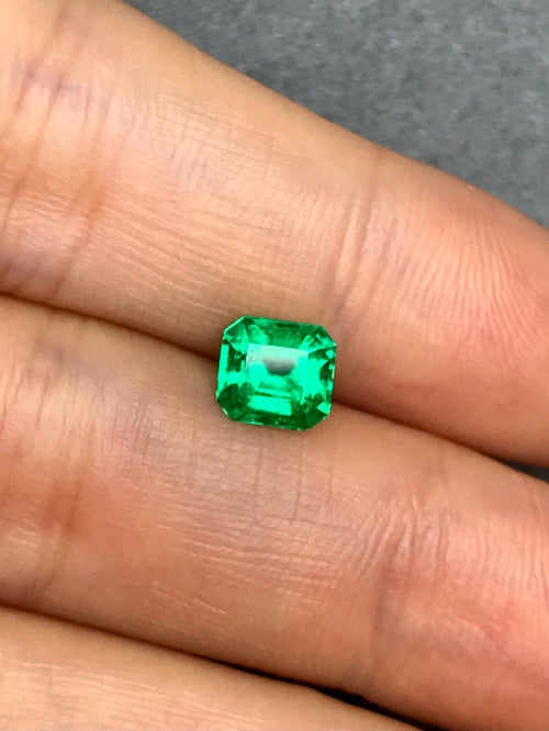 High-quality 0.97ct Natural Colombian Vivid Greem Emerald