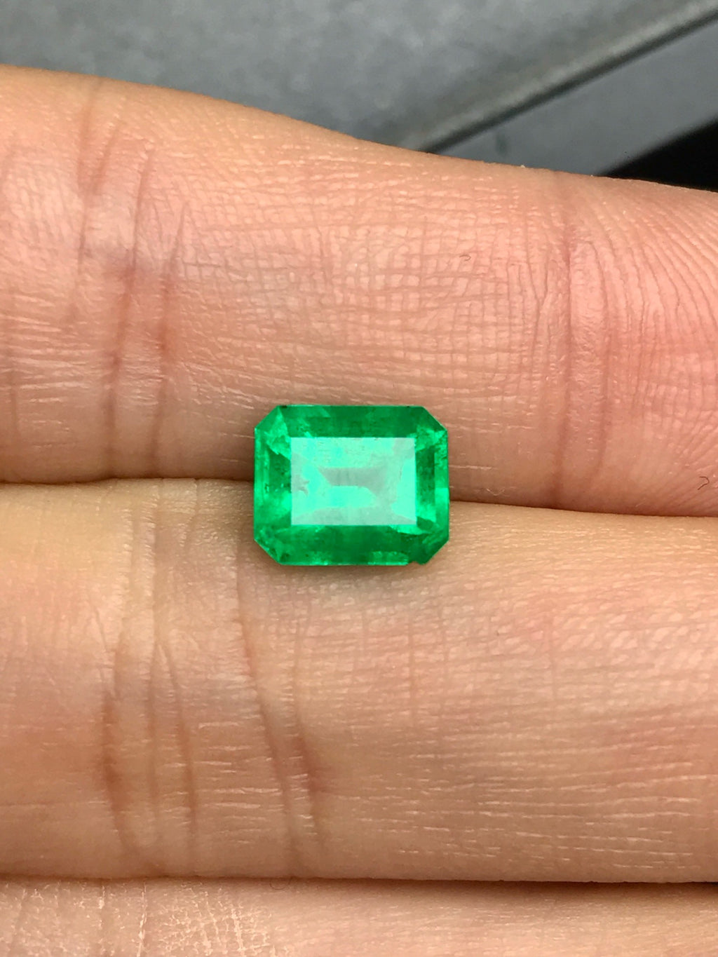 High-quality 1.75ct Natural Colombian Vivid Green Emerald