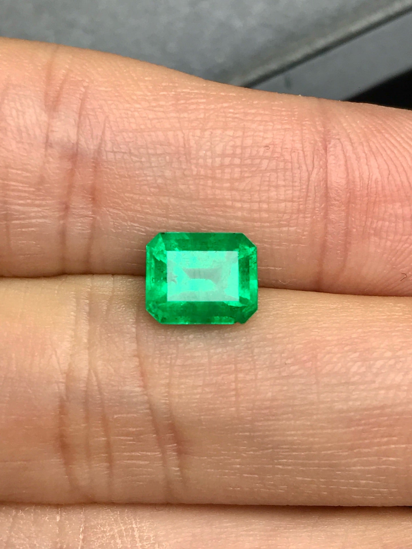 High-quality 1.75ct Natural Colombian Vivid Green Emerald