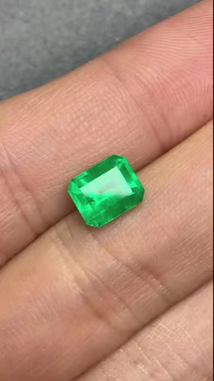 High-quality 1.75ct Natural Colombian Vivid Green Emerald