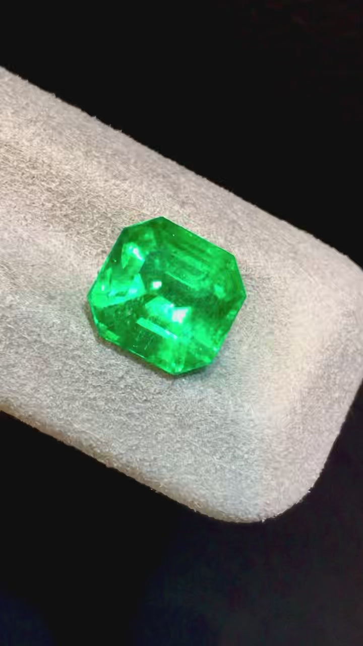 High-quality 3.79ct Natural Colombian Vivid Green Emerald