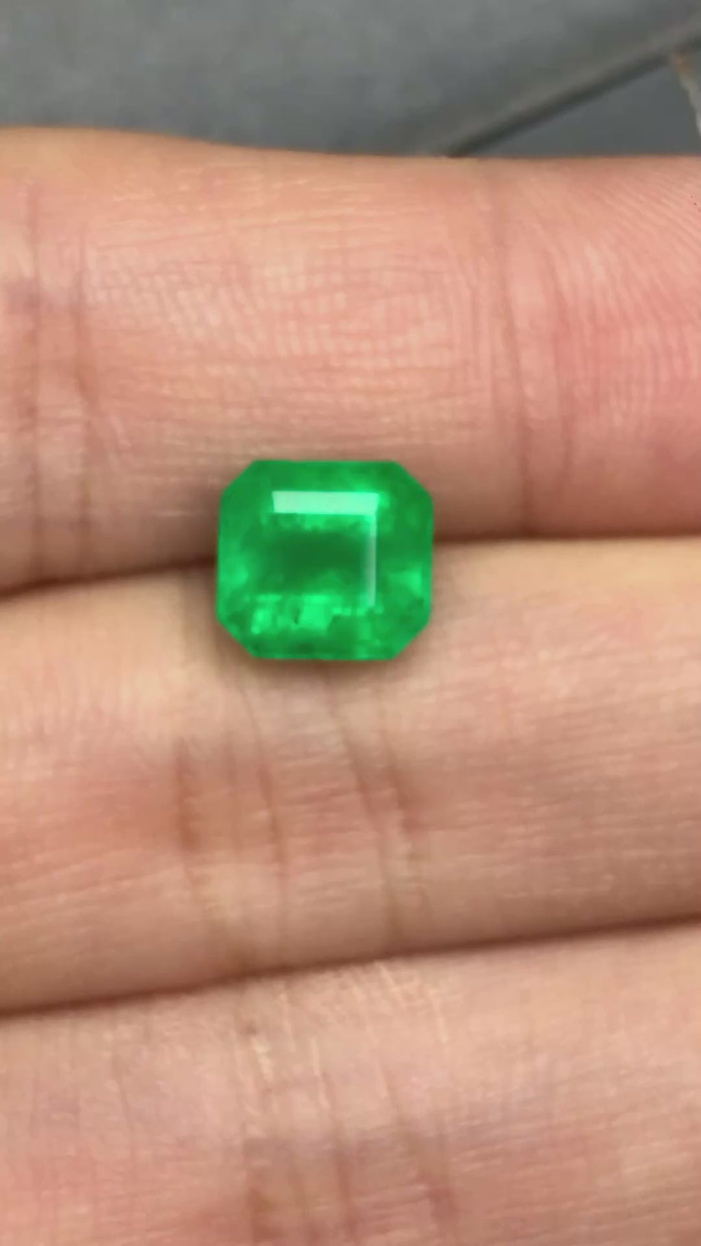 High-quality 2.10ct Natural Colombian Vivid Green Emerald