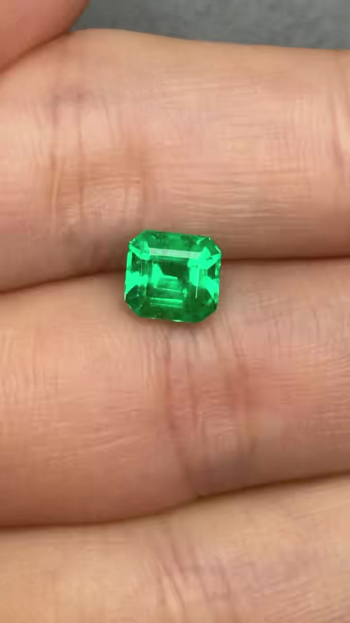 High-quality 0.97ct Natural Colombian Vivid Greem Emerald