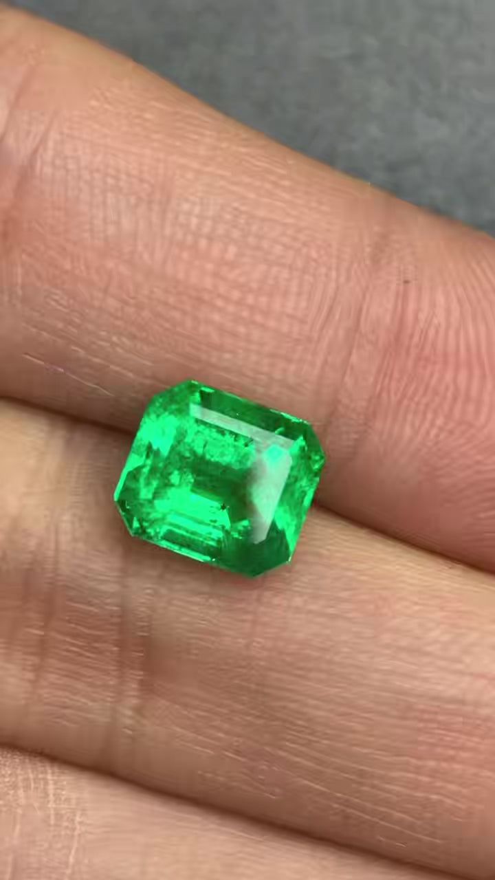 High-quality 2.38ct Natural Colombian Vivid Green Emerald