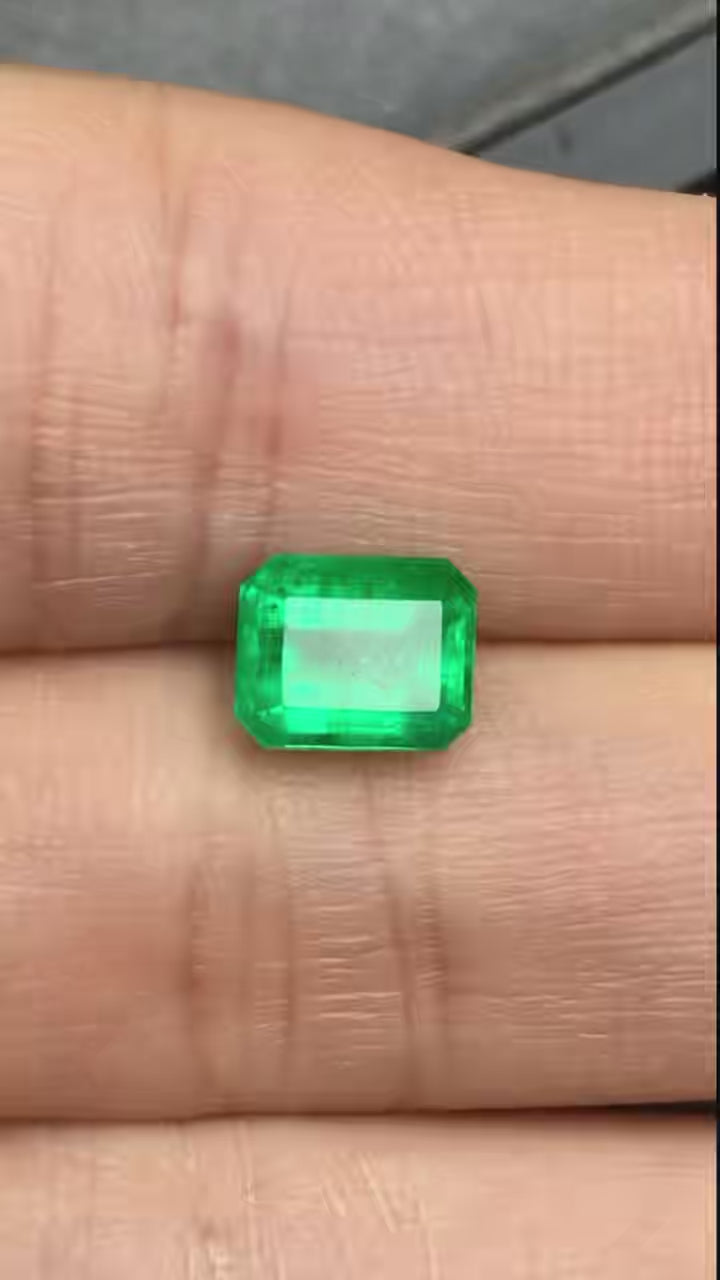 High-quality 1.53ct Natural Colombian Vivid Green Emerald